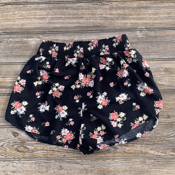 Hollister Women’s Shorts - Picture 4 of 5